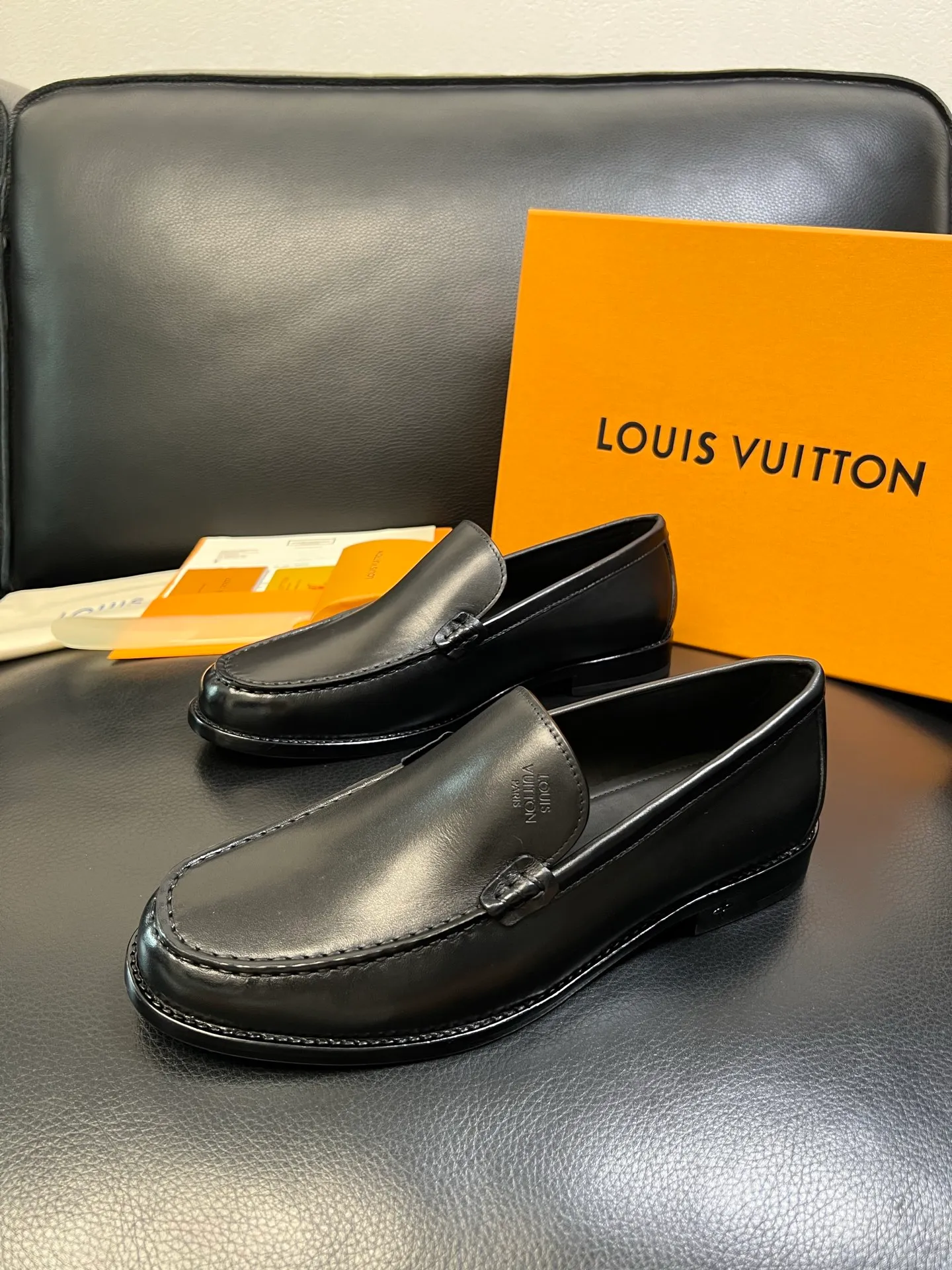 Men's shoes 💰920 Lv high quality top crafts Louis Vuitton leather shoes counter synchronized with original factory configuration, uppers imported from Italy, imported water-dyed cowhide lining, soles: original genuine leather soles specially provided by the original factory, original factory and single goods, welcome to compare, code number 39-44 (customized 38 45 46)
